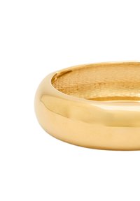 Kullanılan malzemesi altın olan, pürüzsüz ve parlak bir dış yüzeye sahip, dokulu bir iç kısma sahip bilezik. Yuvarlak şekli ve minimal tasarımı ile katmanlı kullanım için ideal.