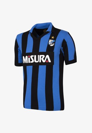 Blauw en zwart gestreept voetbalshirt met een v-hals, voorzien van een prominent zwart sponsorslogo en een embleem met een sterdetail.