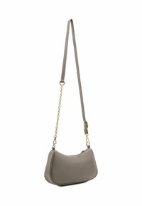 Borsa in pelle grigia con forma curva, dettagli in metallo dorato e tracolla a catena removibile. Design pulito con chiusura a zip.