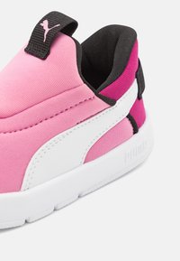 Puma COURTFLEX V3 SLIPTECH UNISEX - Cestná bežecká obuv - mauved out/white