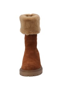 Bota de ante marrón con un puño de pelo sintético color canela, puntera redonda y suela de goma con dibujo texturizado. Diseño simple, altura hasta la mitad de la pantorrilla.