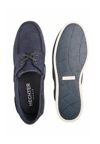 Marineblaue Lederschuhe mit strukturierten Oberflächen, einer weißen Gummisohle und Schnürdesign. Enthält den Markennamen "Hechter" auf der Innensohle.