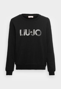 Schwarzes Langarm-Sweatshirt mit silberner, strukturierter "LIU·JO"-Logo auf der Vorderseite sowie gerippten Bündchen und Saum, auf einem schlichten Hintergrund präsentiert.