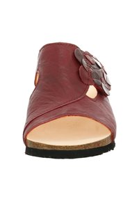 Rode lederen open-teen schoen met bloemaccent, voorzien van een instapmodel, een gestructureerd oppervlak en een kurken tussenzool. Platte zwarte rubberen buitenzool.