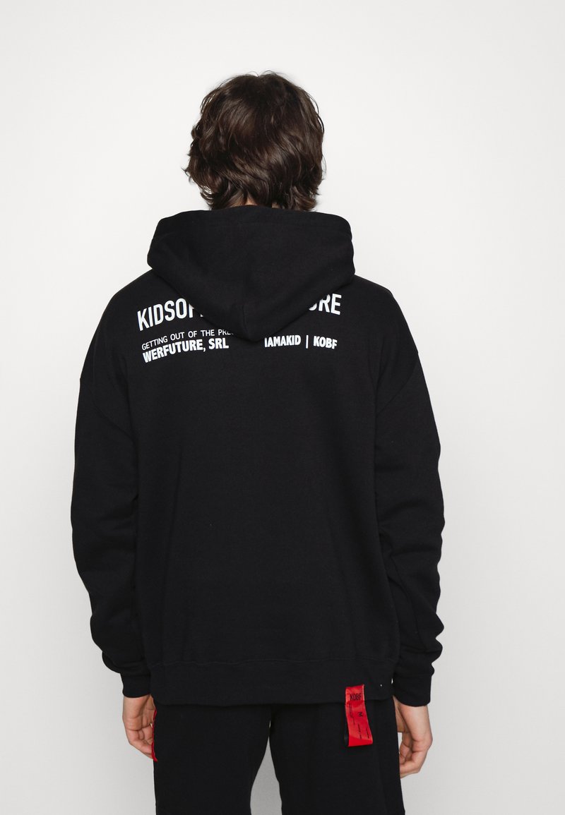 Herren T-shirts & Polos | KIDSOFBROKENFUTURE LOGO HOODIE Sweatshirt black/schwarz - MH80033 Herren T-shirts & Polos | KIDSOFBROKENFUTURE LOGO HOODIE Sweatshirt black/schwarz - MH80033