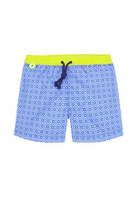 Shorts de bain bleu avec un motif géométrique blanc, taille élastique jaune et cordon de serrage bleu marine pour un ajustement réglable.