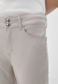 s.Oliver BLACK LABEL IZABELL - Vaqueros slim fit - helles beige