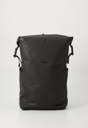 Zwarte rugzak met een gladde, matte textuur, oprolbare sluiting, verstelbare schouderbanden en twee zijzakken. Voorzien van een reliëflogo.