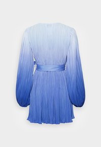 Vestido de manga larga con pliegues y un degradado azul, cinturón ceñido en la cintura y falda acampanada, mostrado desde la parte trasera sobre un fondo liso.