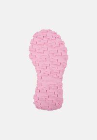 Suola di scarpa in gomma di un vivace color rosa con battistrada testurizzato caratterizzato da forme irregolari per una migliore aderenza. Contrassegnata con "28 CAMPER" sul lato.