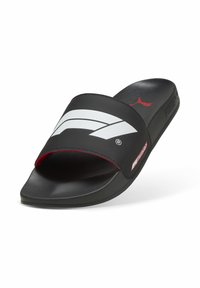 Sort slidesandal med en bred rem, der har et hvidt grafisk logo, røde accenter, en flad sål og en tekstureret fodseng for bedre greb.