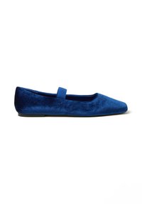 Ballerines en velours bleu avec un bout pointu et une petite sangle élastique sur le cou-de-pied. Texture douce et semelle à profil bas.
