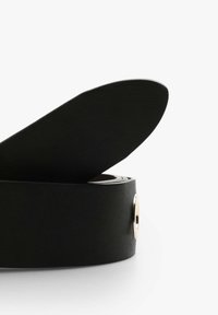 Cintura in pelle nera con una texture liscia, dotata di una fibbia circolare d'oro e una punta appuntita, parzialmente arrotolata per essere visibile.