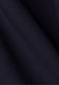 Mörk marinblått tyg med en slät, något texturerad yta. Det har en jämn väv och matt finish. Inga synliga mönster eller accenter.