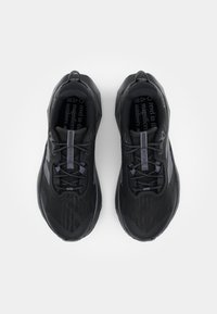Schwarze Sportschuhe mit einer strukturierten Oberseite, runder Zehenpartie, grauen Akzenten und einem sicheren Schnürsystem. Mit einer gemusterten Innensohle.