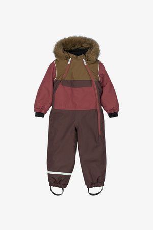 Siltumizolēts sniega kostīms bordo un brūnā krāsā, ar mākslīgo kažokādu uz kapuces, elastīgām manžetēm, atstarojošu svītru un rāvējslēdzēju. Divas priekšējās kabatas.