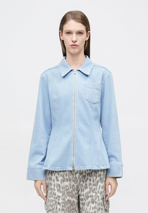 Φωτεινό γαλάζιο σακάκι από denim με φερμουάρ μπροστά, γιακά και μία τσέπη στο στήθος. Διαθέτει μακριά μανίκια και εφαρμοστή γραμμή.