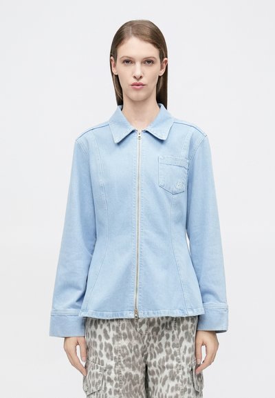 Φωτεινό γαλάζιο σακάκι από denim με φερμουάρ μπροστά, γιακά και μία τσέπη στο στήθος. Διαθέτει μακριά μανίκια και εφαρμοστή γραμμή.