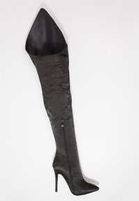 Zwarte thigh-high stiletto laars gemaakt van satijnmateriaal met een spitse neus en zijritsdetail, met een slanke, gladde textuur.