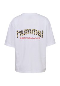 Witte katoenen t-shirt met een luipaardprint "Hummel" logo en rode "PERFORMANCE" tekst op de achterkant. Korte mouwen, losse pasvorm.