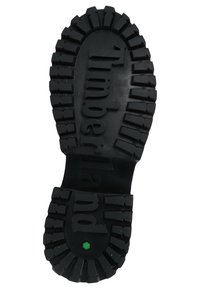Tălpic din cauciuc cu șanțuri adânci, având litere ridicate care formează cuvântul "Timberland". Centrul are un accent hexagonal verde pe un fundal negru.