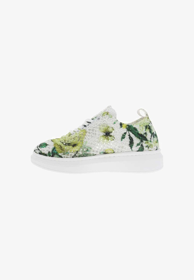 Baskets blanches à semelle épaisse avec une superposition de dentelle florale verte et jaune, lacets blancs, vues de profil.