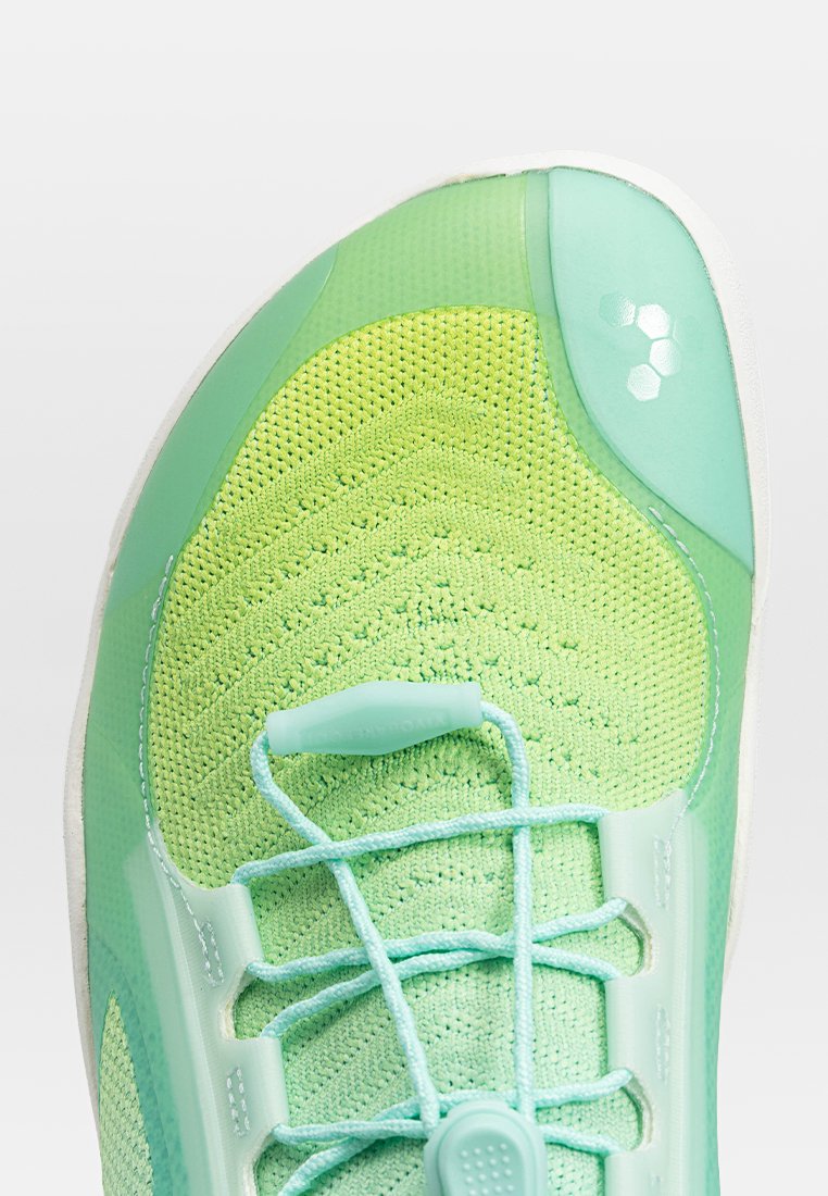 Zapatilla deportiva verde claro con parte superior de malla transpirable, diseño texturizado, acentos de plástico y un sistema de cordones seguro.