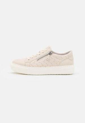Beżowy sneaker sznurowany z plecioną skórzaną boczną częścią, srebrnym suwakiem i grubą białą podeszwą na jednolitym białym tle.