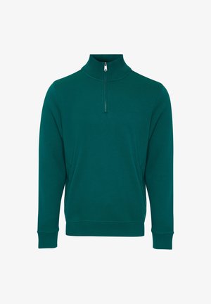 Zielony sweter z miękkiego materiału, z wysokim kołnierzem na ćwierć suwak, prążkowanymi mankietami i minimalistycznym wzornictwem.