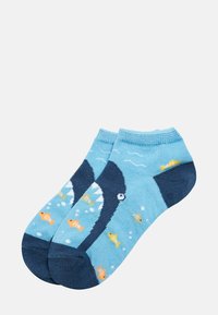 Calcetines tobilleros azules con un patrón de peces, con tonos de peces en naranja y amarillo, acentos en azul oscuro y un borde superior texturizado ribeteado.