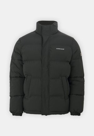 Fekete puffermellény magas gallérral, steppelt kialakítással, rugalmas mandzsettákkal és elülső zsebekkel. A mellkason "GUESS JEANS" felirat található.