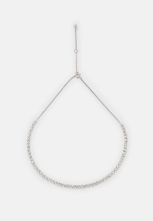 Sølv choker halskæde med en buet design prydet med små runde og rektangulære rhinsten, sikret med en justerbar kædeklips.