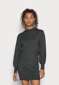Robe en tricot gris foncé avec de longues manches bouffantes et un col et un ourlet côtelés. Texture lisse avec une silhouette ajustée.