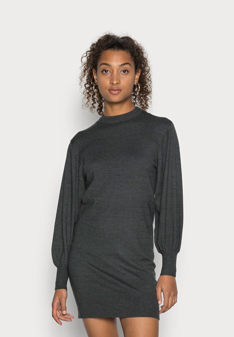 Robe en tricot gris foncé avec de longues manches bouffantes et un col et un ourlet côtelés. Texture lisse avec une silhouette ajustée.