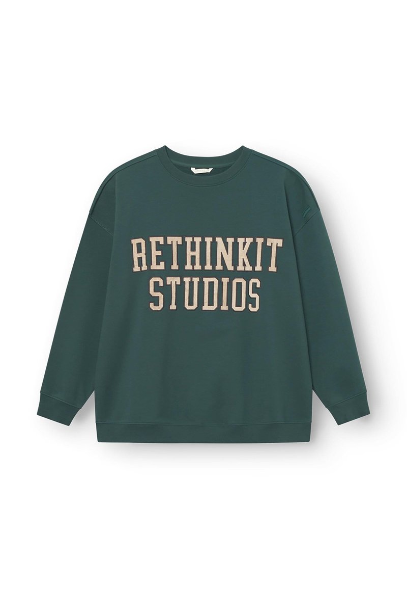 Felpa verde con la scritta "RETHINKIT STUDIOS" in beige. Presenta un collo rotondo, maniche lunghe e polsini e orlo a costine.
