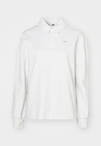 Långärmad polo skjorta i ljusgrått tyg med krage. Har en liten, metallisk logotyp på bröstet och ribbade ärmslut.