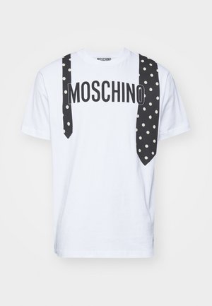 Biała bawełniana koszulka z czarnym napisem "MOSCHINO", z czarno-białym wzorem w kropki w krawacie i szelkach wydrukowanym z przodu.