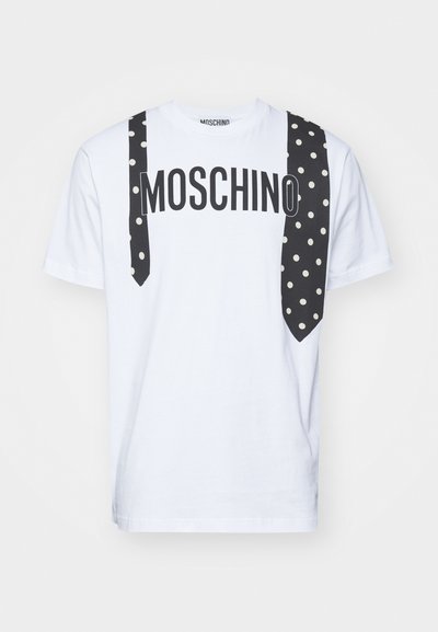Balts kokvilnas T-krekls ar melnu "MOSCHINO" tekstu, priekšpusē ar melnbaltu punktiņu kaklasaiti un biksēm. 