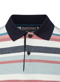 Gestreepte polo shirt met een marineblauwe kraag, knopen en een gestructureerde stof. Kleuren zijn lichtblauw, rood, marineblauw en witte strepen.