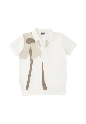 Polo bianca a maniche corte con stampa floreale astratta beige e marrone chiaro sulla spalla sinistra e sul davanti.