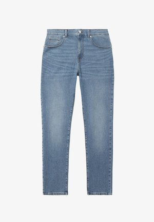 Vaqueros denim azul medio de corte recto con botón frontal, cremallera y diseño de cinco bolsillos sobre fondo blanco.