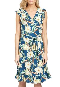 Ärmlös blå omlotklänning med vitt blommönster och gröna löv, fjädrande nederkant och matchande tygbälte knutet i midjan.