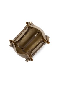 Borsa a tracolla in pelle beige con apertura superiore, che mostra tasche interne con zip, cerniere dorate e manici regolabili con hardware dorato.