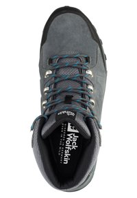 Grauer Wanderschuh mit blau akzentuierten Schnürsenkeln, Metallösen, gepolstertem Schaft und "Jack Wolfskin"-Logo auf der Zunge und Innensohle.