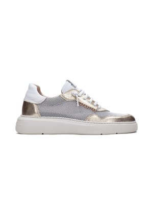 Sneaker bianche e dorate con tomaia in mesh, accenti metallici, pannelli testurizzati e una spessa suola bianca. I lacci passano attraverso i fori nella parte anteriore.