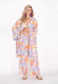 Costum colorat din două piese, care include un top de stil kimono și pantaloni largi cu un model spiralat în culori pastelate. Material ușor, croială lejeră.