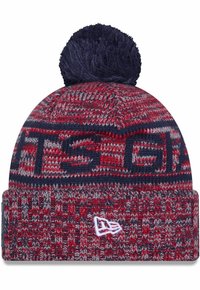 Strickmütze in Rot, Marineblau und Grau mit einem Pompon oben. Verfügt über ein geometrisches Muster und einen umgeschlagenen Saum mit einem weißen Logo-Detail.
