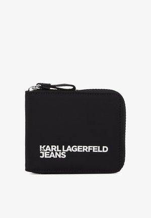 Must nahktask käeotsikuga, millel eesvalgel "KARL LAGERFELD JEANS" logo.