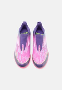 Un paio di scarpe sportive senza lacci, di colore viola e rosa, con motivi geometrici e dettagli gialli, viste dall'alto su uno sfondo bianco.