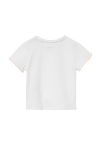 Weißes T-Shirt mit kurzen Ärmeln und gewellten Kanten in hellem Pfirsich. Weicher Baumwollstoff mit Rundhalsausschnitt und ohne zusätzliche Muster.
